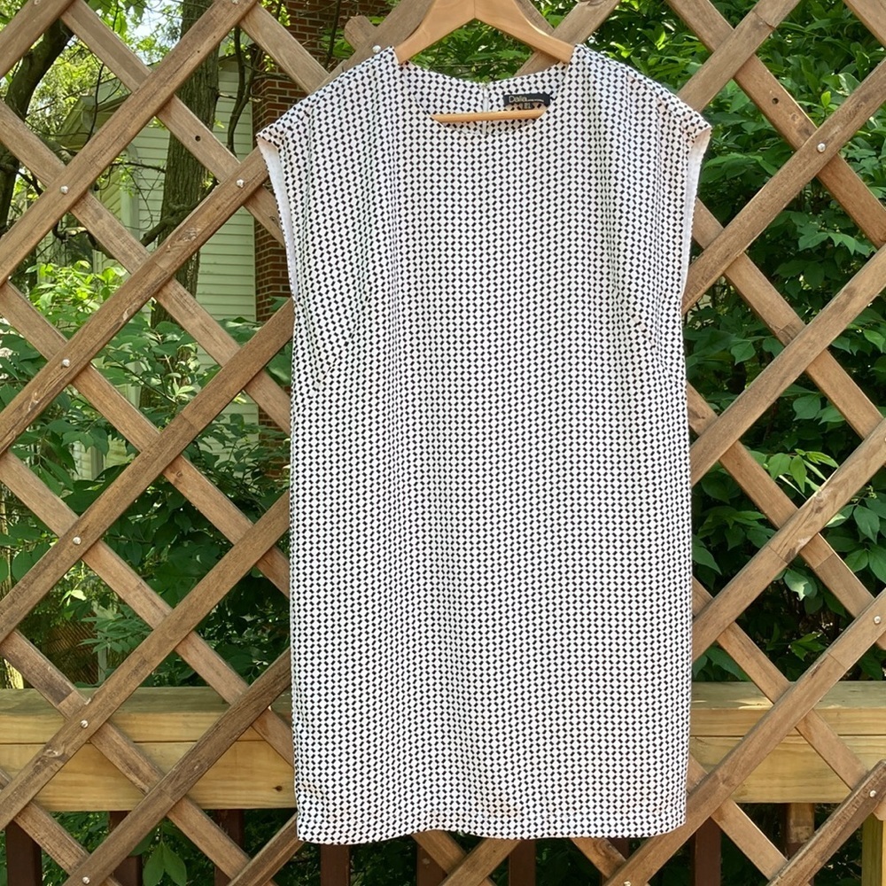 Dalia geometric black and white patterned wide shift dress, lined, size 4 (D4)